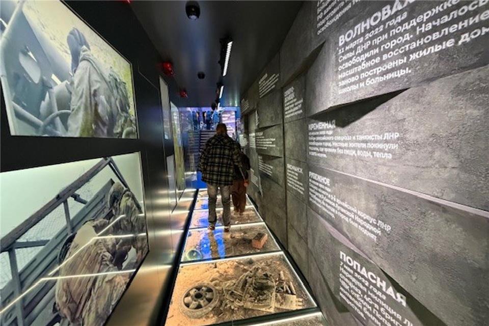 In der Ausstellung wird auch auf die im völkerrechtswidrigen Angriffskrieg eroberten ukrainischen Gebiete hingewiesen.Ulf Mauder/dpa