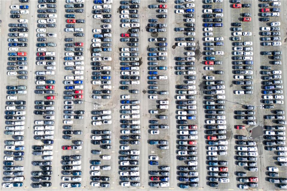 In der Autobranche gehen besonders viele Jobs verloren. (Archivbild)Julian Stratenschulte/dpa
