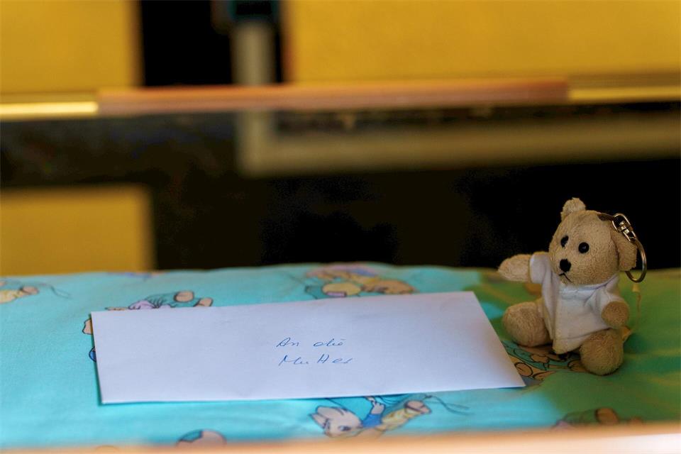 In der Babyklappe liegt auch ein Brief für die leibliche Mutter zum Mitnehmen.Andreas Arnold/dpa