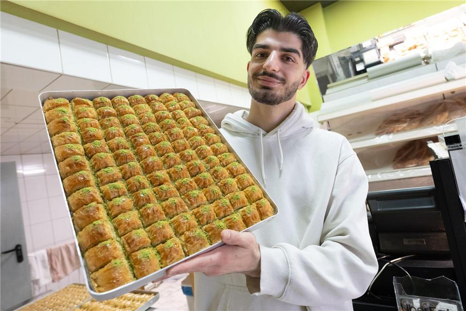 In der Backstube entsteht alles vor Ort: Filoteig wird von Hand gezogen, die Füllungen frisch zubereitet.Boris Roessler/dpa