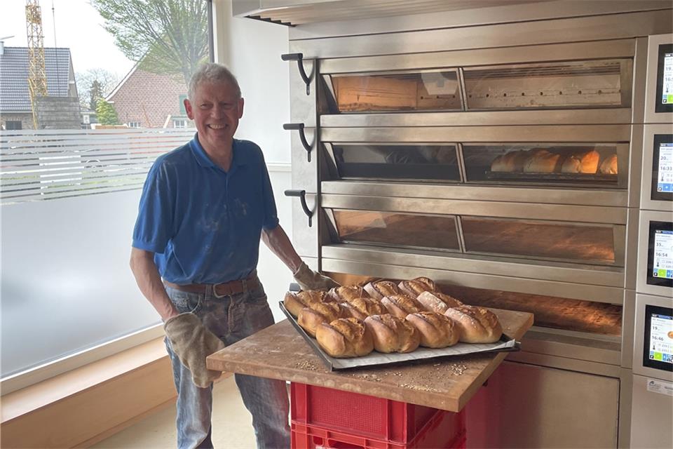 In der Backstube ist Norbert Nagel einer der Helfer, der sich bei den Brot-Aktionen engagiert.