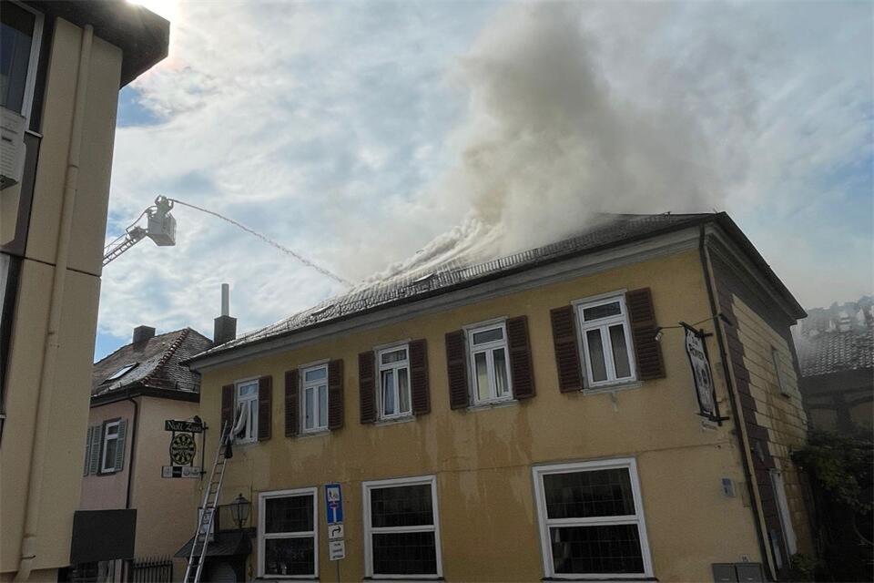 In der Bad Homburger Innenstadt geriet ein alter Kinosaal in Brand. Mike Seeboth/dpa