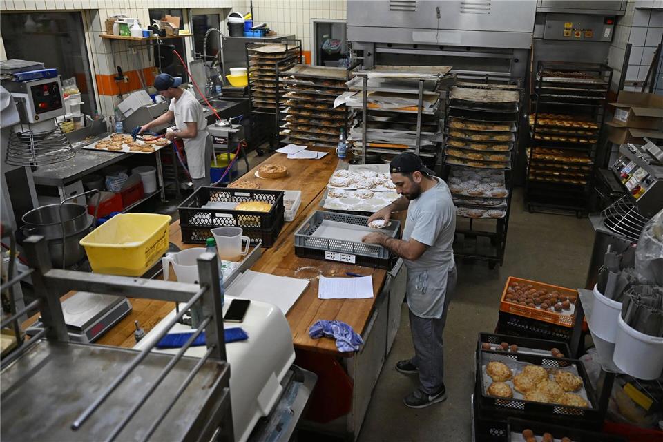 In der Bäckerei Philippi arbeiten ein aus Syrien und aus Afghanistan stammender Bäcker. Michael Brandt/dpa