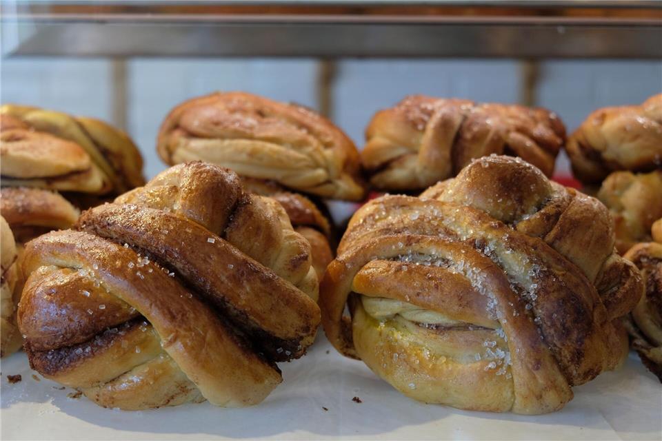 In der Bäckerei des „Kaffebønna“ gibt es leckere Zimtschnecken.Florian Sanktjohanser/dpa-tmn