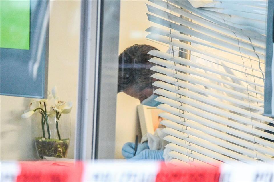 In der Bank läuft die Spurensicherung. Jason Tschepljakow/dpa