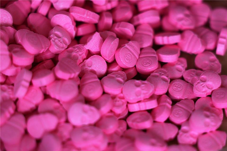 In der Bauchtasche eines mutmaßlichen Dealers hat die Polizei Ecstasy-Pillen gefunden. (Symbolbild)Oliver Berg/dpa