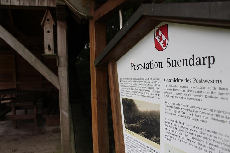 In der Bauerschaft steht diese Geschichtsstation, die an die Postkutschenzeit erinnert.