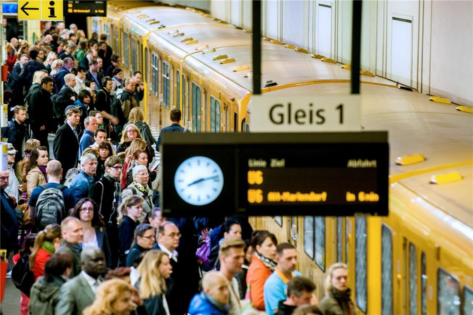 In der Berlin U-Bahn kann es schon mal eng werden, vor allem in Stoßzeiten. (Archivbild) Hauke-Christian Dittrich/dpa