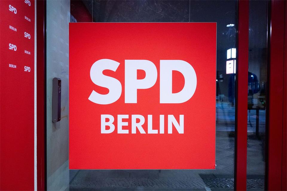 In der Berliner SPD wird über den weiteren Weg nach der Wahlniederlage kontrovers diskutiert. (Symbolbild)  Christophe Gateau/dpa