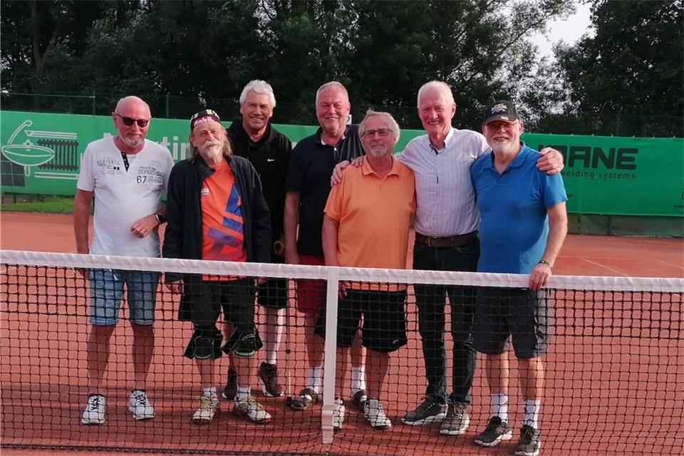 In der Besetzung Manfred Rothering, Kurt Schiegert, Harald Hoppe, Michael Borghorst, Michael Korte, Johannes Honerbom und Ernst Normann (von links) holte sich das Herren 65-Team vom TC Velen den Meistertitel in der Bezirksliga.