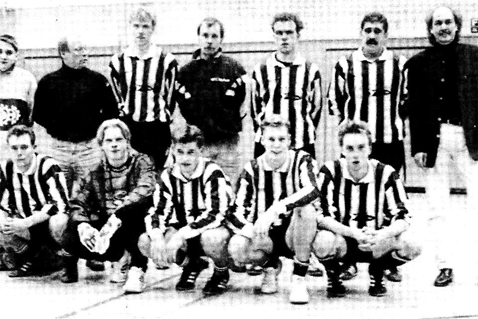 In der Besetzung Mike Mecking, Michael Mühlenkamp, Martin Schumacher, Michael Folgmann, Pedro Aguilar, Rainer Rensing, Sven Korczikowski und Dominik Niewerth holte sich der von Hermann Korczikowski (oben, 2. von links) trainierte VfL Reken im Jahr 1996 den Hallenmasters-Titel.