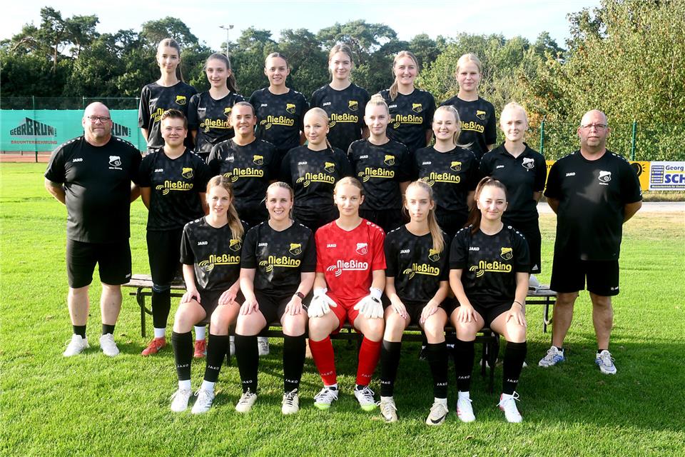 In der Bezirksliga wollen die Fußballerinnen des FC Marbeck ganz oben mitmischen: (oben von links) Greta Ottich, Katharina Weiland, Luisa Hollenborg, Maike Niermann, Kathrin Müller, Ina Koyer; Mittlere Reihe von links: Trainer Mike Büning, Jule Bauerdieck, Annalena Bonhoff, Liv Wienecke, Janine Lohkamp, Ann-Kathrin Robers, Betreuerin Anna Brix; unten von links: Ann-Katrin Bläker, Janina Gröne, Alma Wissing, Julia Ottich, Theresa Rekers; es fehlen: Charlotte Weßing, Joline Frohne, Christin Höbing, Leni Brun, Sophie Gördes, Maria Birke, Alina Hölter, Jana Hölter, Charlotte Beckmann.
