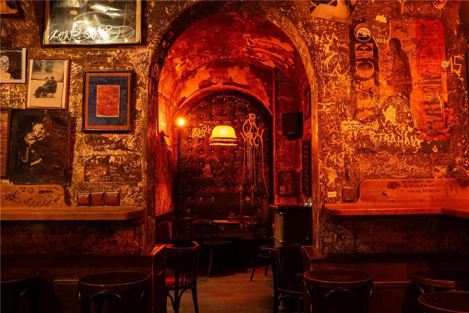 In der „Bluelight“-Bar in Prag saß schon Schauspieler Mads Mikkelsen.Andreas Drouve/dpa-tmn