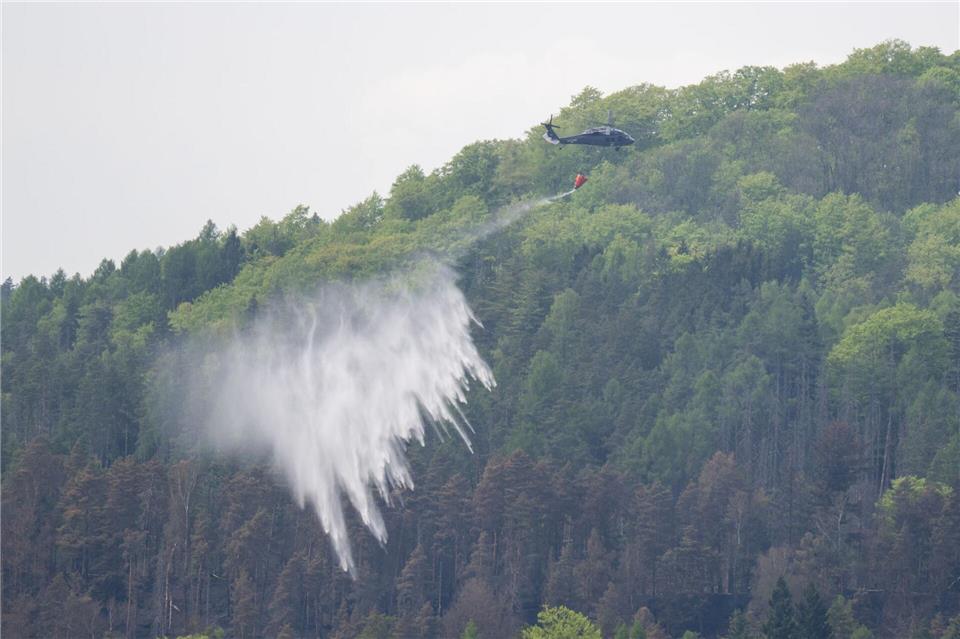 In der Böhmischen Schweiz sind am Montag zusätzlich Schwerlasthubschrauber für die Löscharbeiten zum Einsatz gekommen. Sebastian Kahnert/dpa