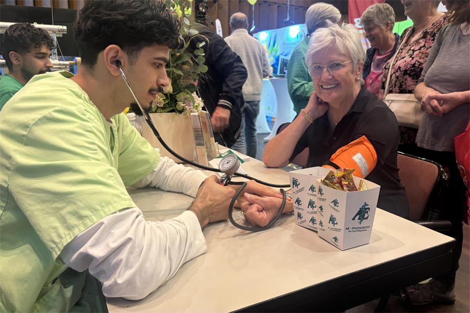 In der Borkener Stadthalle hat am Wochenende wieder die BZ-Messe „fit und gesund“ stattgefunden. Dort fanden Besucher jede Menge Beratung zu den Themen Gesundheit und Pflege.
