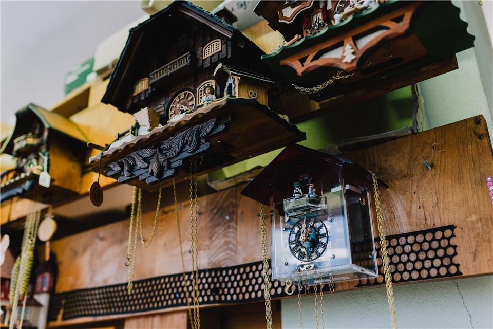 175 Jahre Kuckucksuhr - Schwarzwald-Ikone vor Wandel In der Branche wird auch mit modernen Gehäusen expermentiert. Philipp von Ditfurth/dpa