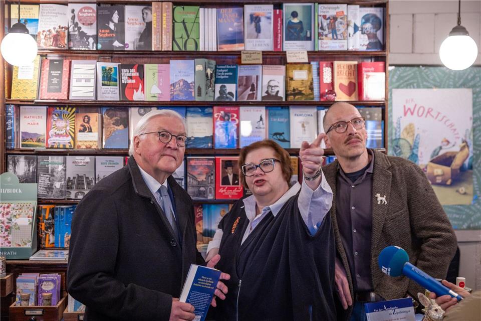 In der Buchhandlung von Katrin und Peter Hoffmann kaufte sich Bundespräsident Frank-Walter Steinmeier unter anderem einen Krimi mit Stralsund-Bezug.Jens Büttner/dpa