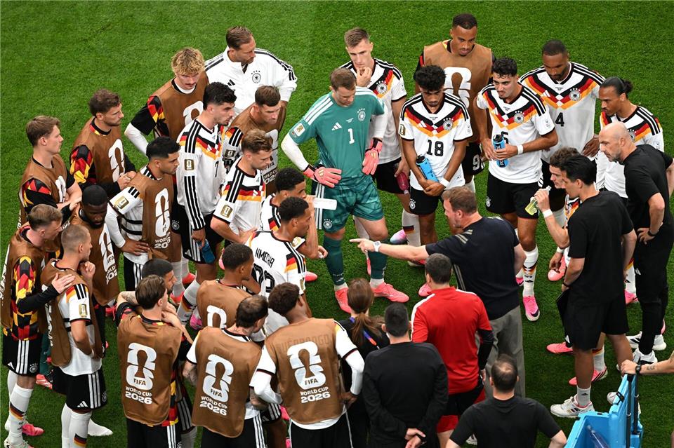 In der Bundesliga und bei der UEFA gibt es keine Überlegungen für zusätzliche Trinkpausen.Federico Gambarini/dpa