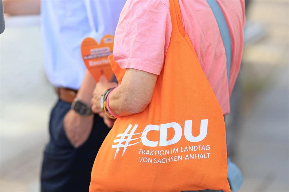 In der CDU-Fraktion in Sachsen-Anhalt gibt es weiter Streit nach der Wahl eines AfD-Politikers zum Landtagspräsidenten. (Archivbild) Matthias Bein/dpa