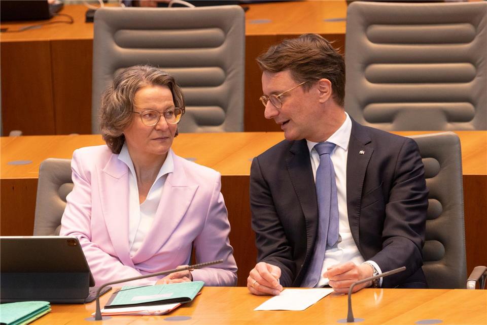 In der Causa Scharrenbach nimmt die SPD auch Ministerpräsident Hendrik Wüst (CDU) in die Zange. (Archivbild)Thomas Banneyer/dpa