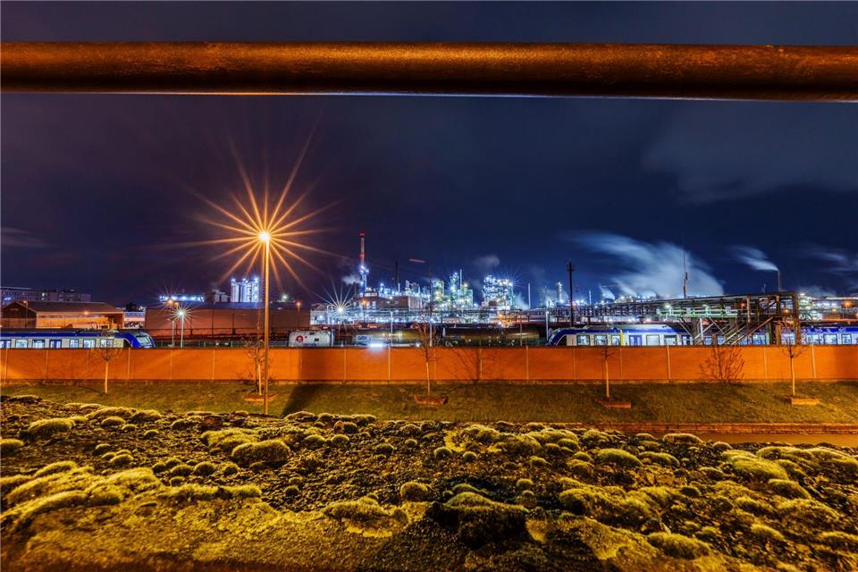 In der Chemie- und Metallindustrie sind in Hessen besonders viele Stellen verloren gegangen. (Symbolbild)Andreas Arnold/dpa