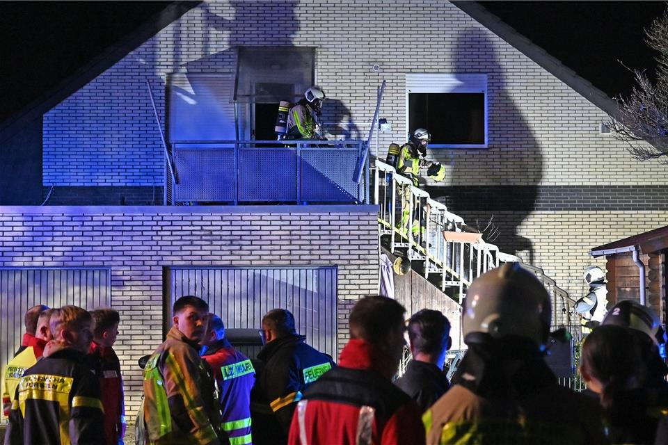 In der Dachgeschosswohnung einer Doppelhaushälfte war das Feuer ausgebrochen.