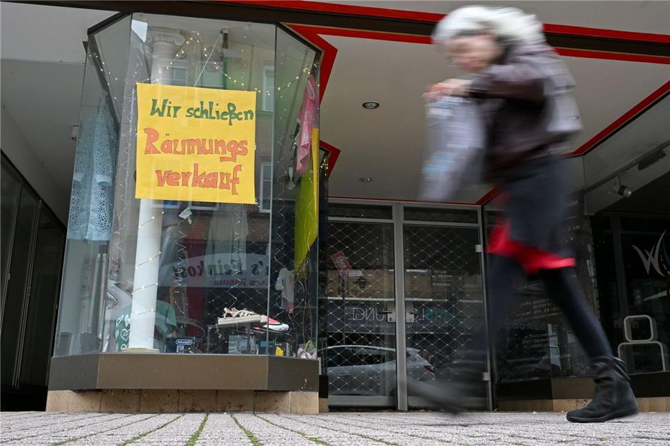 In der Debatte um das Stadtbild fordern drei Oberbürgermeister aus Baden-Württemberg Maßnahmen gegen Alkoholverkauf und die Verödung der Innenstädte.(Archiv)Michael Brandt/dpa