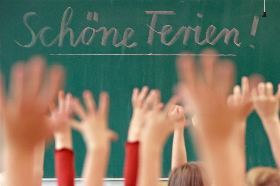 In der Debatte um die seit Jahren bestehende Ferien-Sonderregel für Bayern und Baden-Württemberg haben sich mehrere Bundesländer der Kritik aus NRW angeschlossen.Matthias Bein/dpa