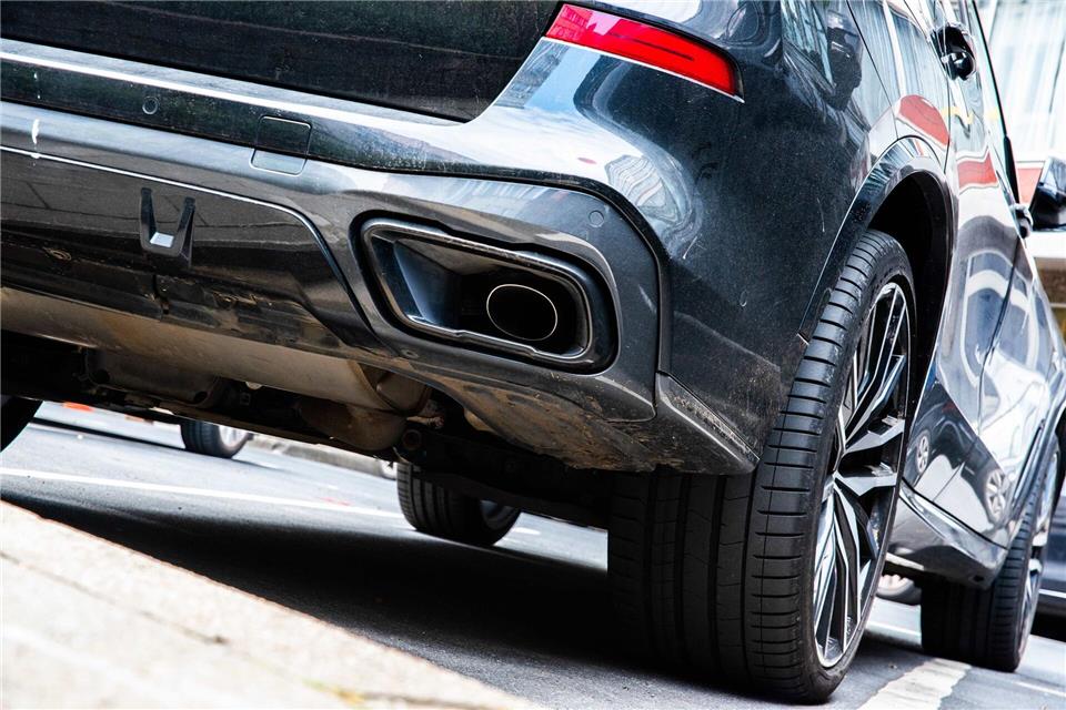 In der Debatte um ein Aus für die Verbrenner ruft die baden-württembergische SPD-Spitze gemeinsam mit der IG-Metall und den Betriebsratschefs von Mercedes-Benz, ZF, Bosch und Daimler-Truck zu mehr Flexibilität zugunsten des Autolandes Baden-Württemberg auf.(Illustration)Alicia Windzio/dpa