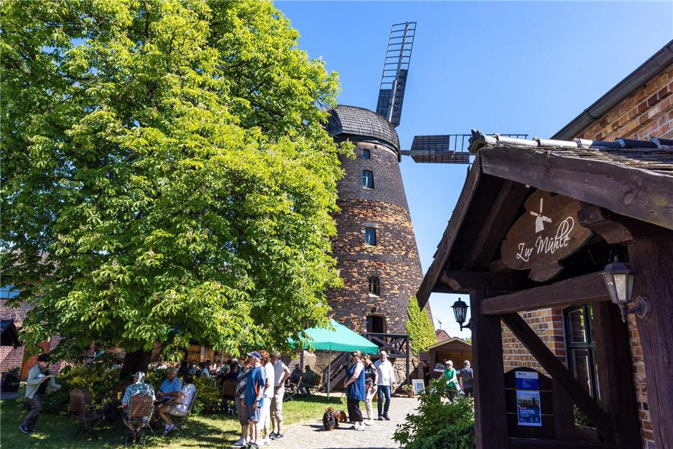 In der Dörrwalder Mühle gibt es Vorführungen des Müllerhandwerks.Frank Hammerschmidt/dpa