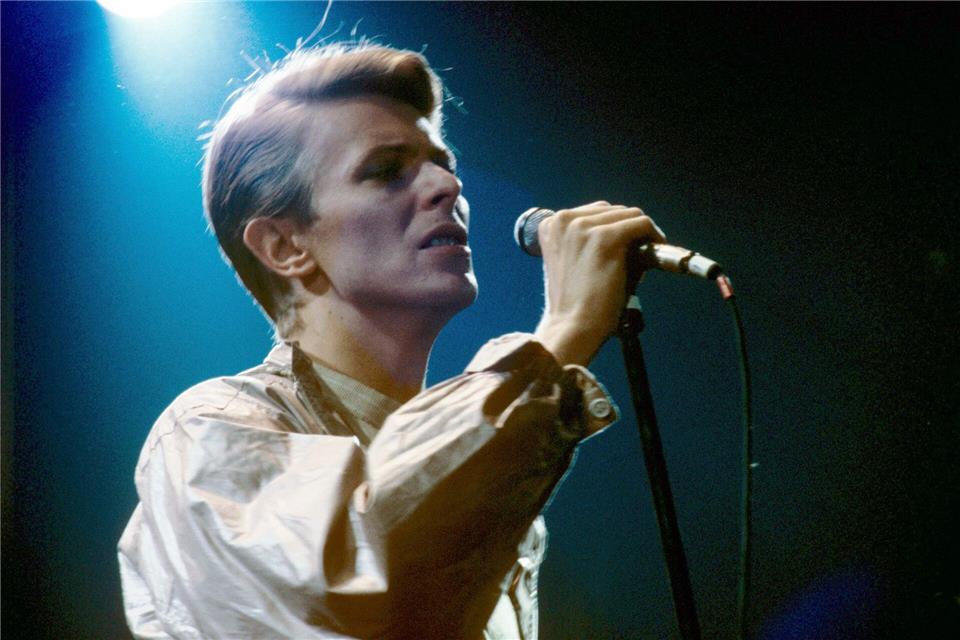In der Doku erinnern sich Bandkollegen an David Bowie, hier bei einem Auftritt in der Frankfurter Festhalle im Jahr 1978. (Archivbild)-/dpa/WDR/ARTE/dpa