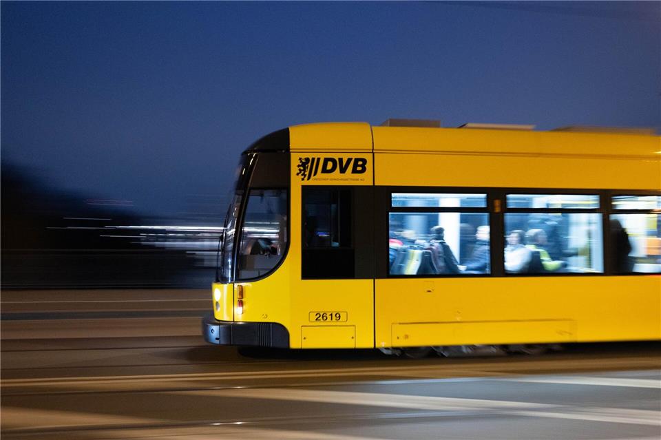 In der Dresdner Neustadt kam es in der Nacht zu Sonntag in einer Straßenbahn zu einem Messerangriff. (Symbolfoto)Sebastian Kahnert/dpa