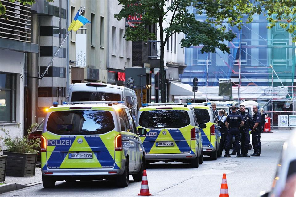 In der Düsseldorfer Innenstadt gab es am Abend einen Polizeieinsatz am Generalkonsulat der Ukraine.David Young/dpa