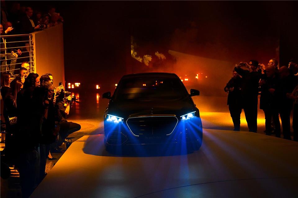 In der Dunkelheit fällt vor allem der beleuchtete Kühlergrill auf. Marijan Murat/dpa