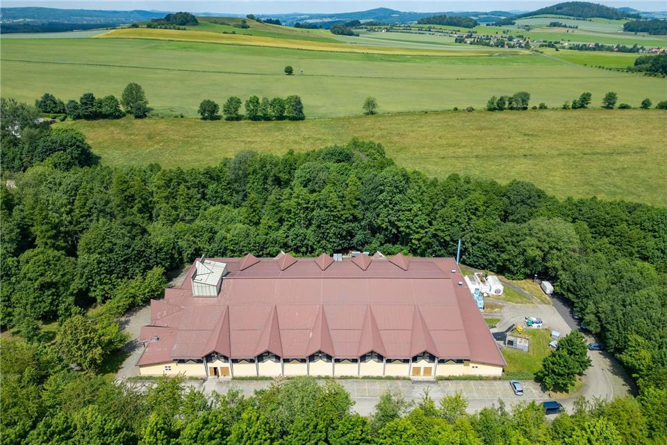 In der Eishalle Jonsdorf startet der Betrieb unter neuer Regie.  (Archivbild) Robert Michael/dpa