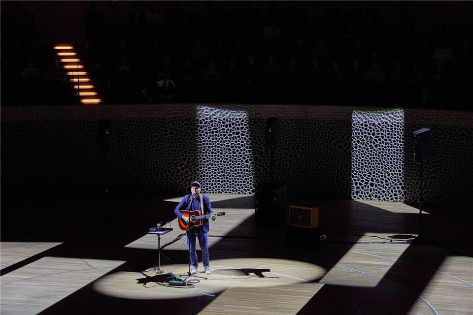 In der Elbphilharmonie wurde Thees Uhlmann von seinen Fans auf einer Reise durch seine Musikkarriere begleiten. Georg Wendt/dpa