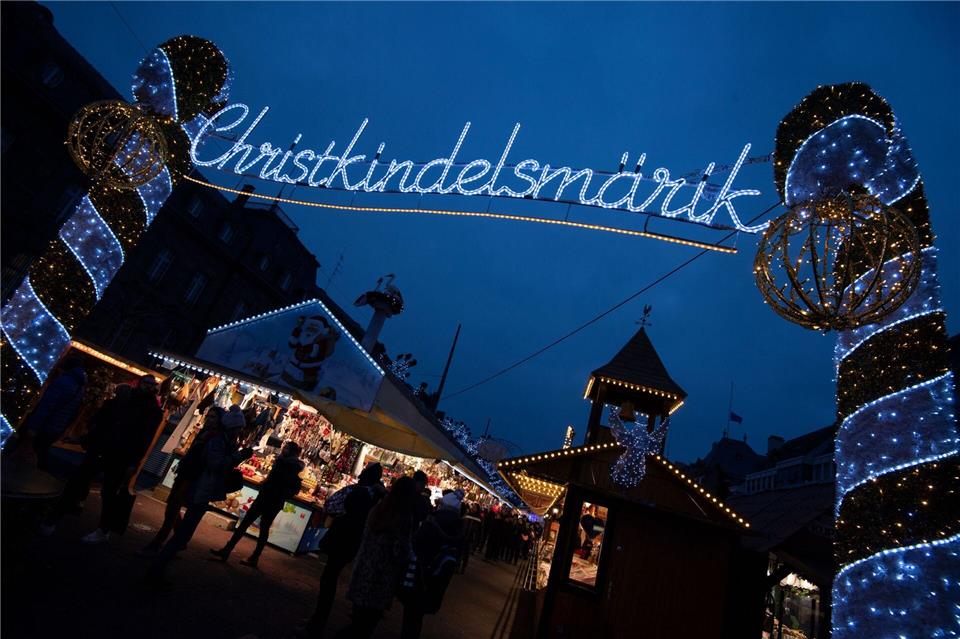 In der Elsassmetropole Straßburg gibt es Streit um die Erneuerung des Eingangsbogens zum berühmten Weihnachtsmarkt (Archivbild).Marijan Murat/dpa