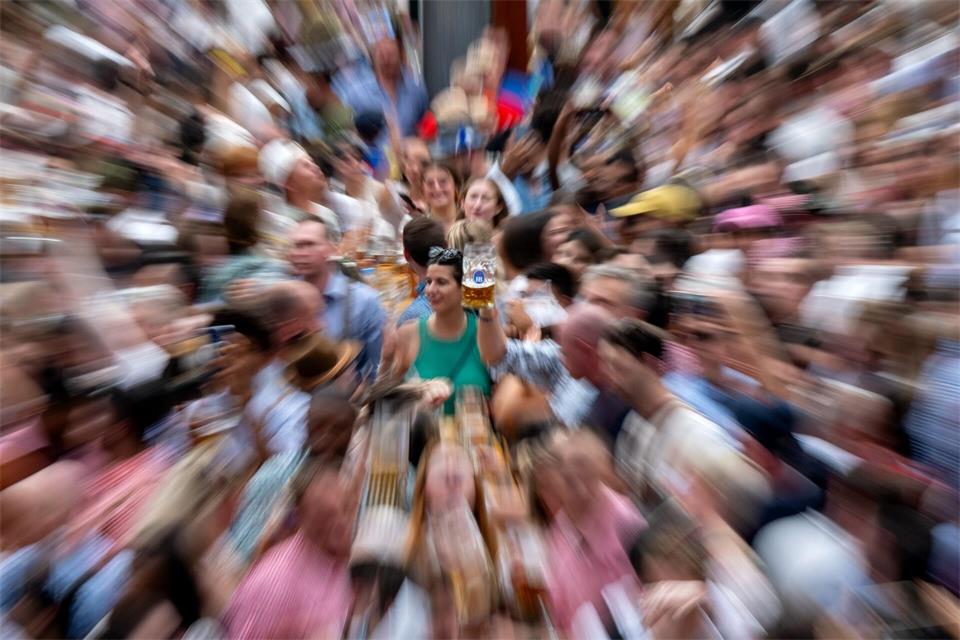 In der Enge der Bierzelte verbreiten sich Viren besonders leicht. picture alliance/dpa