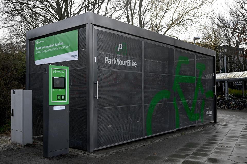 In der Fahrradabstellanlage am Berliner S-Bahnhof Adlershof stehen die Räder geschützt vor Regen und vor Dieben. Britta Pedersen/dpa