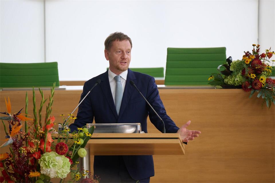 In der Feierstunde im Landtag betont Ministerpräsident Michael Kretschmer die verbindenden Elemente der Einheit.Katharina Kausche/dpa
