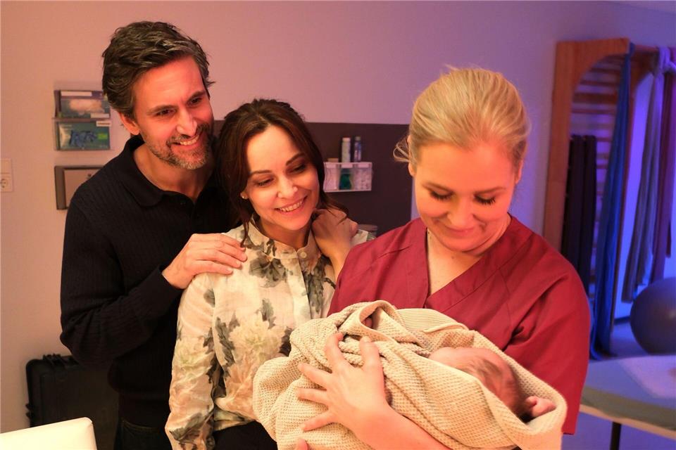 In der Folge „Muttergefühle“ betreut Hebamme Lena Lorenz (Judith Hoersch, rechts) das Paar Jan (Tom Beck) und Katina Wolff (Mina Tander). Jacqueline Krause-Burberg/ZDF/dpa
