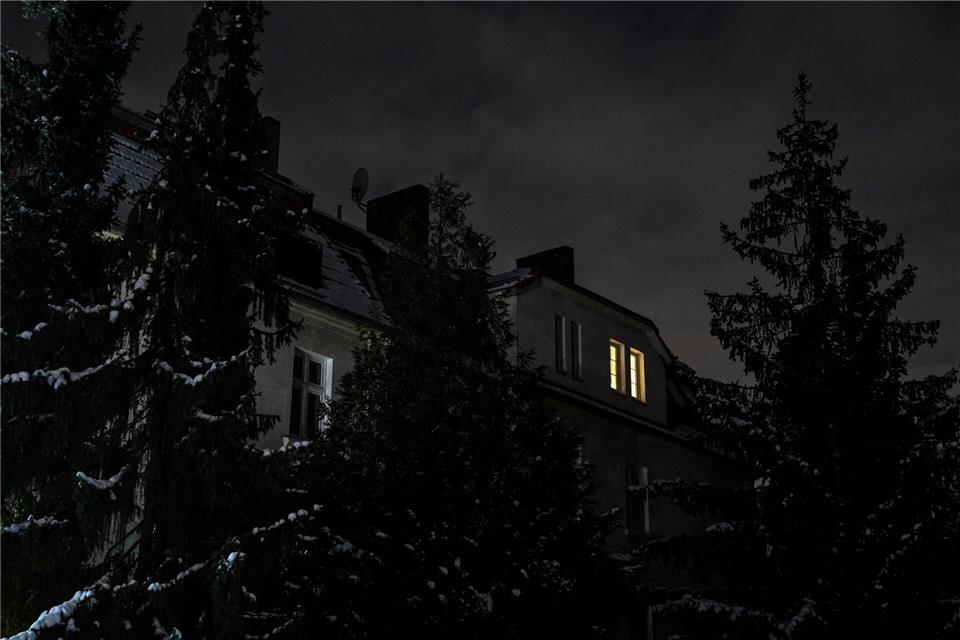 In der Folge des mutmaßlich linksextremistisch motivierten Brandanschlags waren am Samstagmorgen zunächst 45.000 Haushalte und 2.200 Unternehmen ohne Strom.Jens Kalaene/dpa