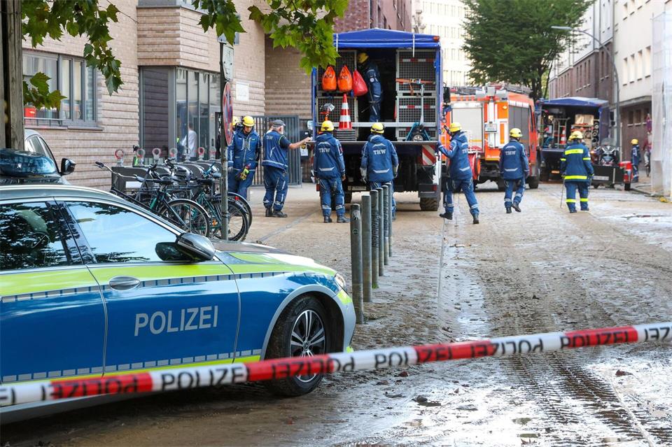 In der Fuhlsbüttler Straße ist eine Leitung gebrochen. (Archivbild) Bodo Marks/dpa