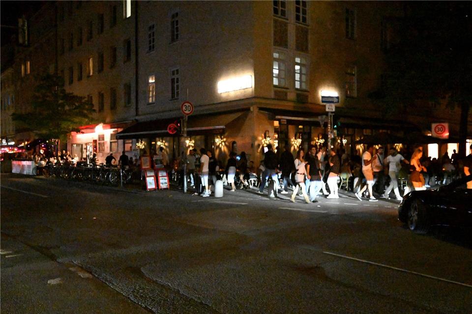 In der Gegend im Univiertel gibt es nachts oft Ansammlungen feiernder Menschen.Felix Hörhager/dpa