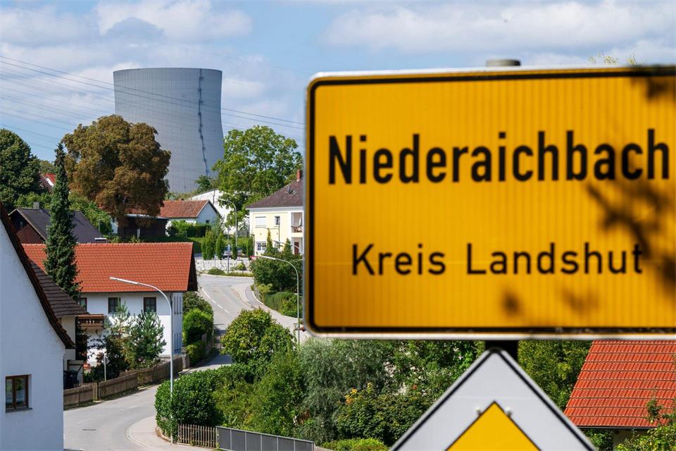 In der Gemeinde Niederaichbach soll ein Batteriegroßspeicher angesiedelt werden. (Archivbild)Peter Kneffel/dpa