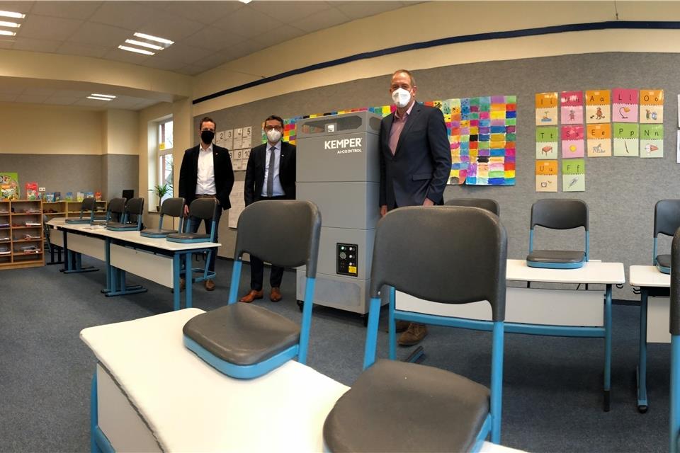 In der Gescher-Dyk-Schule sind vor Kurzem zehn Luftreiniger aufgestellt worden. Die Stadt Stadtlohn stattet alle Klassenräume ihrer vier Grundschulen mit diesen Geräten aus. Von links: Kemper-Geschäftsführer Björn Kemper, Bürgermeister Berthold Dittmann und Schulleiter Oliver Puthen.Stefan Grothues