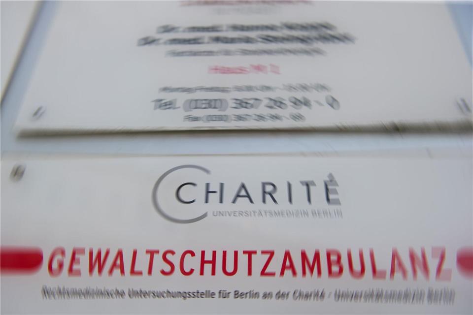 Mehr Gewalt auf offener Straße – Charité zieht Bilanz In der Gewaltschutzambulanz der Charité können Betroffene von körperlicher Gewalt Verletzungen vertraulich und kostenlos dokumentieren lassen. (Archivbild) picture alliance / dpa