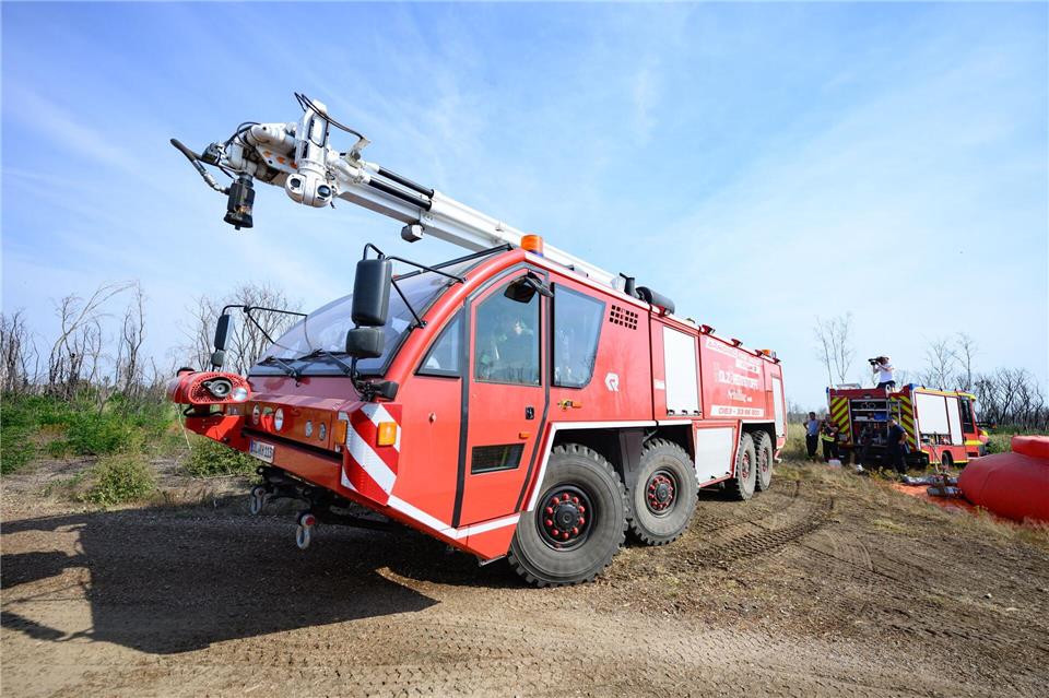In der Gorischheide ist die Feuerwehr auch mit Sonderfahrzeugen vor Ort. Robert Michael/dpa