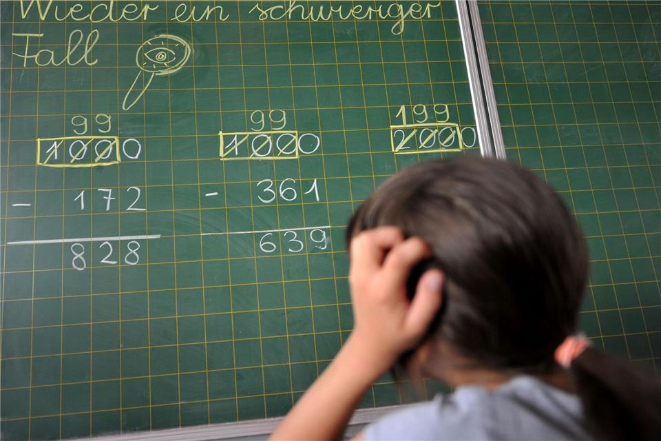 In der Grundschule kann in Mathe statt einer Schulprobe künftig auch ein Podcast benotet werden. (Symbolbild)Frank Leonhardt/dpa