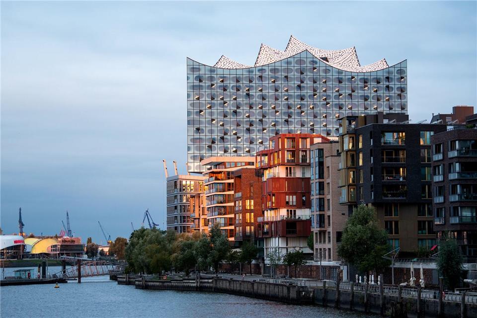 In der Hafencity gibt es nach wie vor die teuersten Eigentumswohnungen in Hamburg. (Archivbild)Daniel Bockwoldt/dpa
